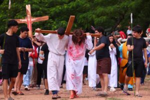 (GALERIA)Recrearon a “Pasión de Cristo” en Areguá