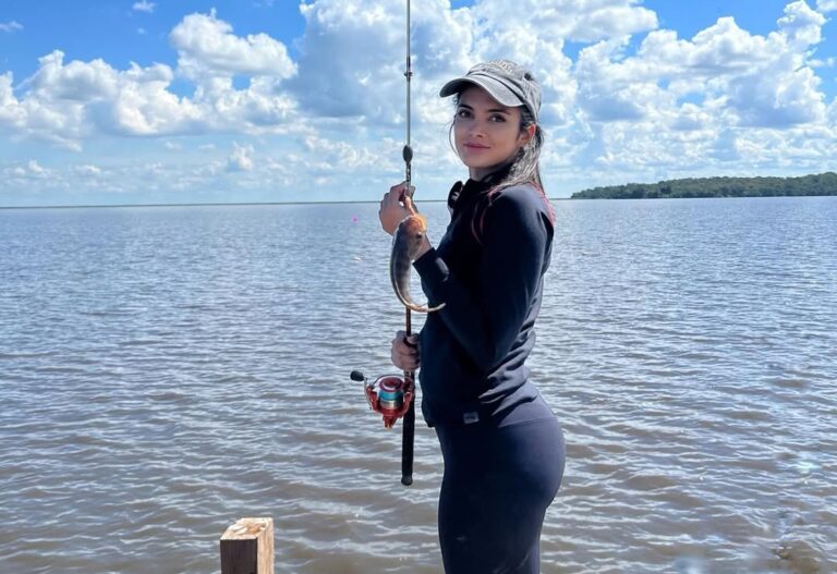 La sexy chef Clara Sosa eligió salir de pesca durante estos días santos