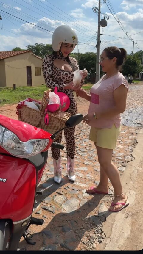 ¡Laurys Dyva repartió chipa en moto!