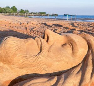 Artesano preparó imponente escultura de Cristo con arena en la playa de Carmen del Paraná