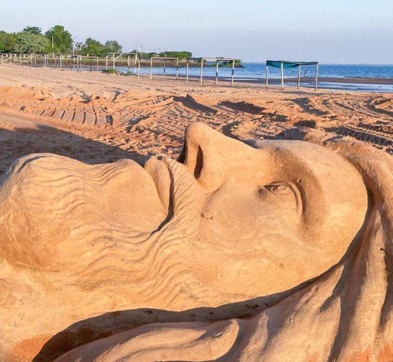 Artesano preparó imponente escultura de Cristo con arena en la playa de Carmen del Paraná