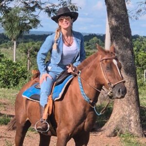 Olvidando el pasado: ¡Male Caballero de vaquerita disfrutando su soltería!