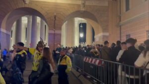 Desde la madrugada, larga fila de peregrinos para despedir al papa Francisco