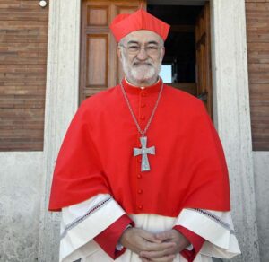 Cardenal López bromea con la posibilidad de ser elegido: “Puedo ser papa frita”
