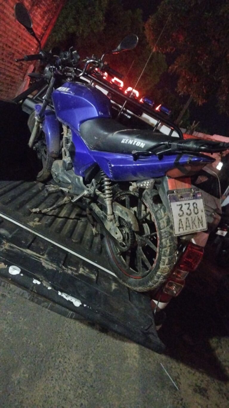 Detienen a dos personas en flagrante robo y recuperan motocicleta