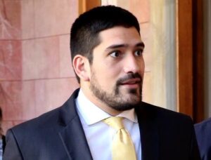 Desvergonzada incoherencia: Diputado abdista cambia postura y apoya lo que antes calificó de inconstitucional