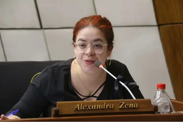 Popular / Mamá de diputada intentó meter 100 cheques al país y no quiso ...