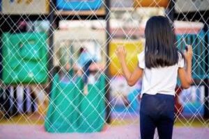 Denuncian manoseo de un alumno de segundo grado a su compañerita