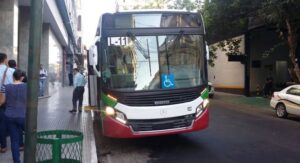 Bus se llevó por delante a una colegiante