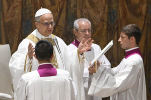 El papa León XIV ofició su primera misa y pidió a la Iglesia ser un “faro que ilumina las noches del mundo”