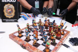 (Video) ¡Cayó la reina blanca! Pretendían enviar drogas en piezas de ajedrez