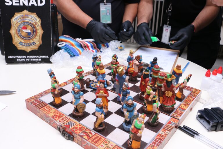 (Video) ¡Cayó la reina blanca! Pretendían enviar drogas en piezas de ajedrez