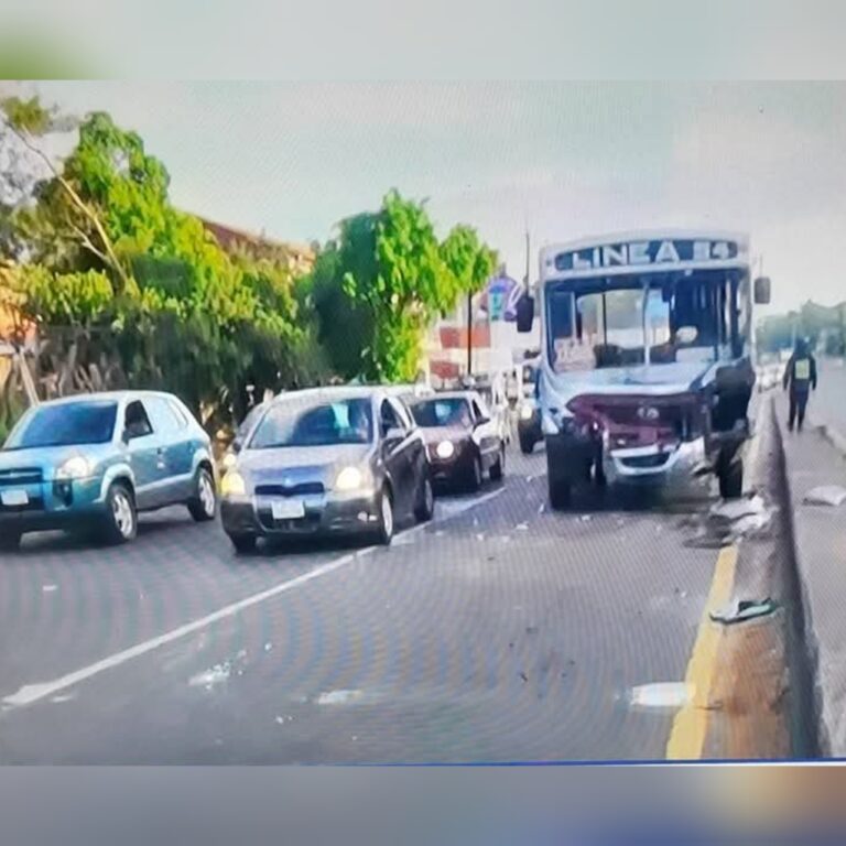 (VIDEO) A bus le falló el freno e impactó contra vehículos que aguardaban semáforo
