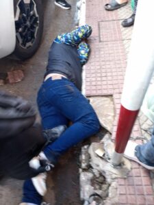 (VIDEO)Molieron a garrotazos a un ladrón en el Mercado 4