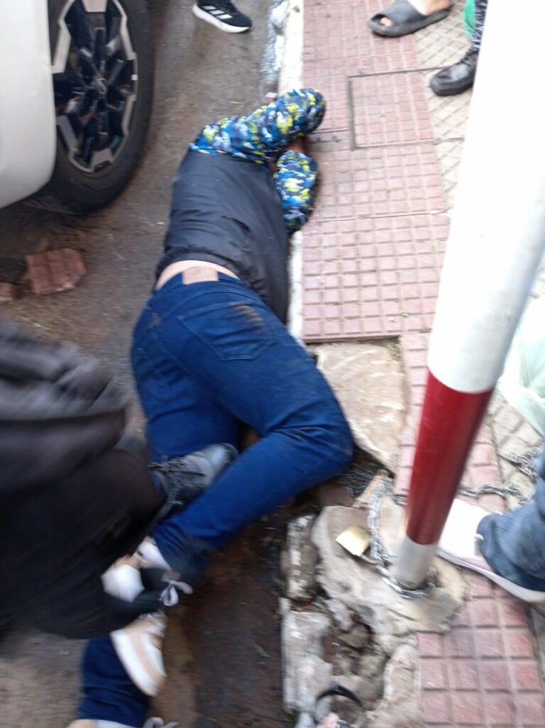 (VIDEO)Molieron a garrotazos a un ladrón en el Mercado 4