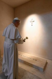 (Video) El papa León XIV rinde homenaje a Francisco en la Basílica de Santa María la Mayor