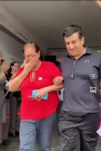 Video ¡Con honores despiden a secre de una escuela de Sanlo luego de 37 años de servicio!