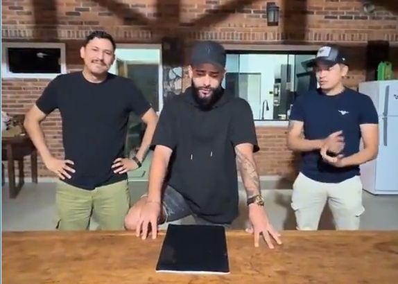 Influencers escrachados por “sorteo” de sus descapotables salieron a defenderse