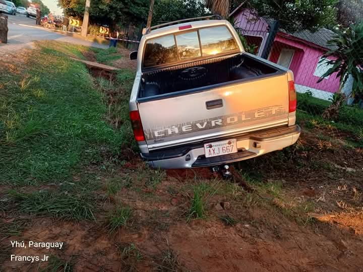 Encuentran cuerpos apuñalados de dos hombres en una camioneta