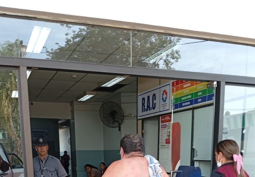 Se tiró a piscina para huir de ataque de abejas