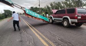 Cartel cae en la zona de Remanso y deja una mujer herida