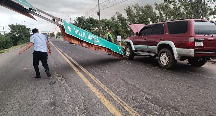 Cartel cae en la zona de Remanso y deja una mujer herida