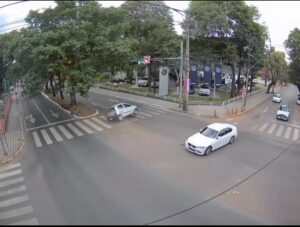 (Video) Chofer y pasajero de vehículo de plataforma salen ilesos tras vuelco por cruce imprudente de otro auto