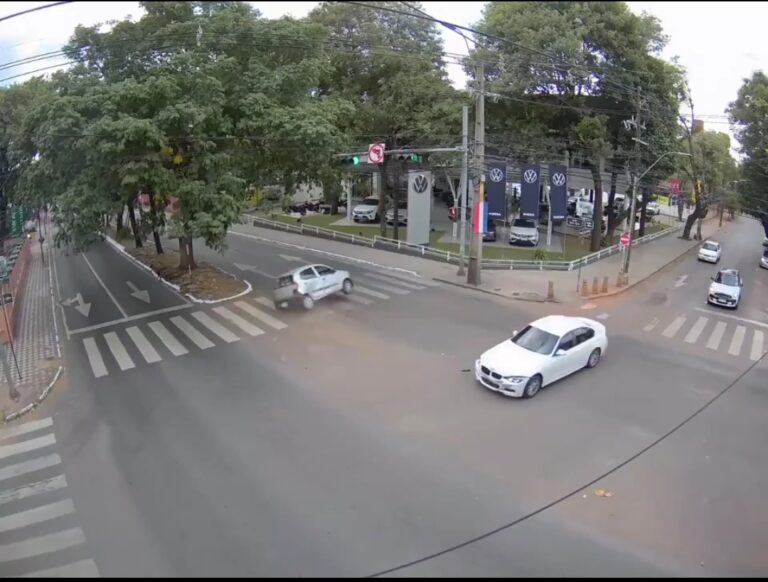 (Video) Chofer y pasajero de vehículo de plataforma salen ilesos tras vuelco por cruce imprudente de otro auto