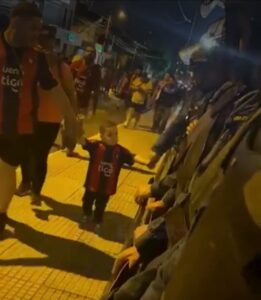(Video) Mitã’i azulgrana saludó a policías en la Nueva Olla y su gesto se volvió viral