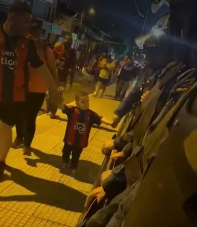 (Video) Mitã’i azulgrana saludó a policías en la Nueva Olla y su gesto se volvió viral