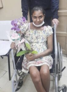 Con caravana, bocinazos y flores recibieron a víctima de intento de feminicidio