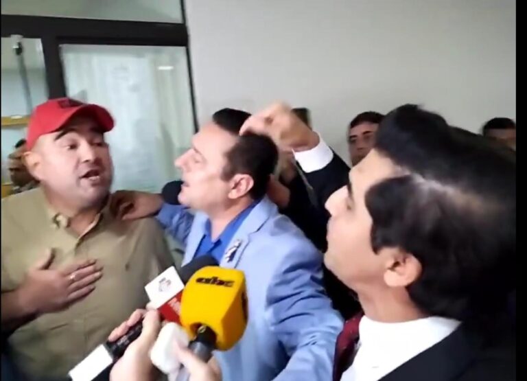 (Video) ¡Qué vergüenza! Diputados casi se moquetean tras amenaza de “ventilar chats con señorita”