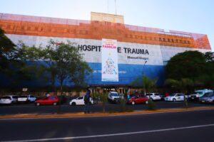 Dos obreros caen de unos 4 metros de altura en una obra en construcción