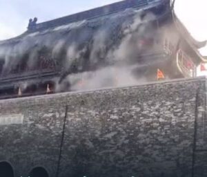 (Video) Turistas presencian en China el colapso de una joya arquitectónica de la dinastía Ming