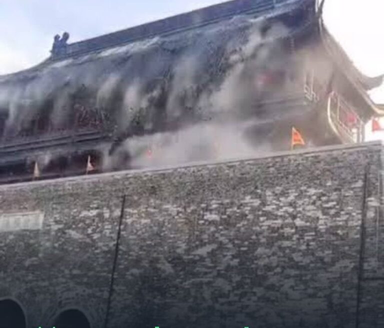 (Video) Turistas presencian en China el colapso de una joya arquitectónica de la dinastía Ming