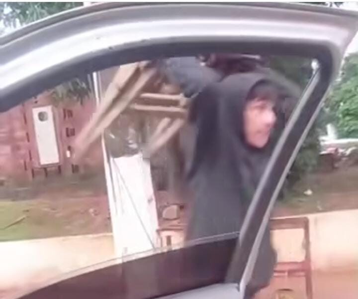 (VIDEO)Limpiavidrios atacaron a sillazos a conductor que no quiso sus “servicios”