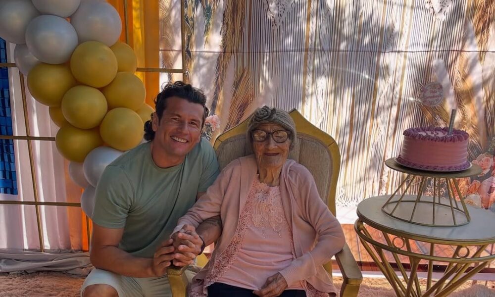 (VIDEO) ¡Nélson Haedo farreó con su abuelita que cumplió 101 años!