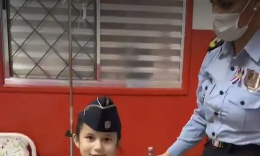 (Video) Niña con lupus recibe uniforme policial en su cumpleaños, mirá el momento