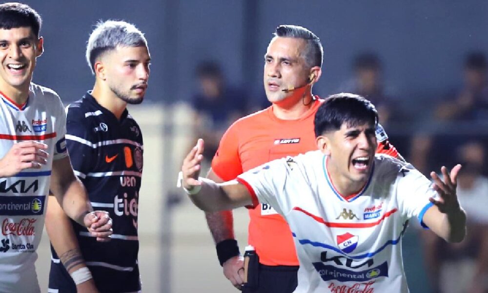 Con el árbitro como protagonista, Olimpia apenas pudo empatar a Nacional