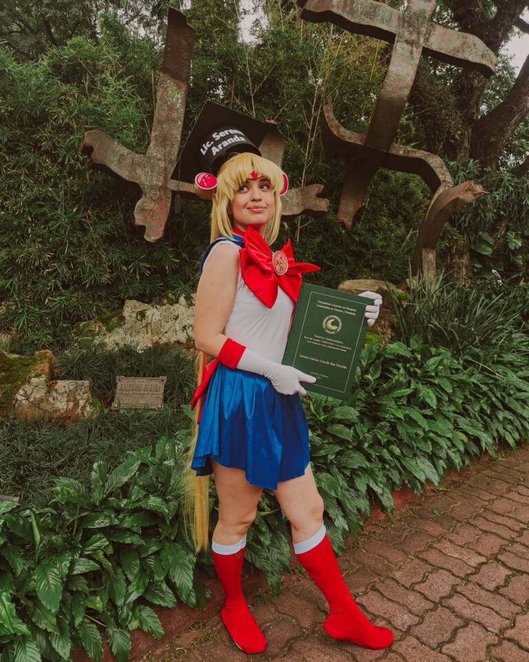 ¡Se recibió a lo Sailor Moon! Joven defendió su tesis con cosplay y mensaje de orgullo friki