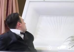 (Video) ¡No estaba muerto, estaba borracho! Jugaron pesada broma a un ka’úcho