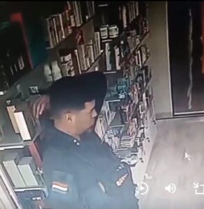 (Video) Pillan a un poli ¡robando perfume!