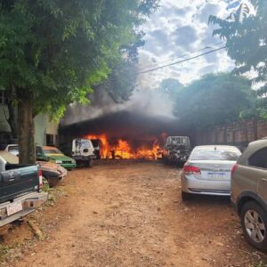 Taller mecánico se incendió y varios vehículos quedaron “hechos ceniza”