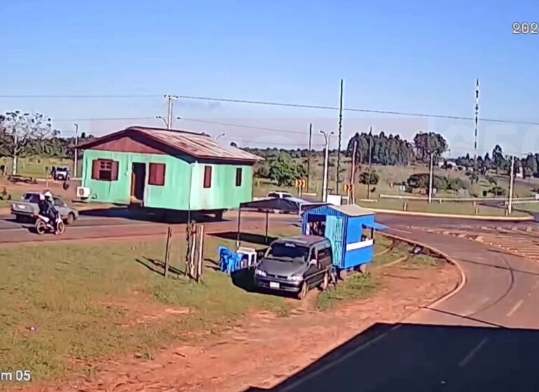 (VIDEO) ¡Furor en Tava´i por una casa transportada en un vehículo!