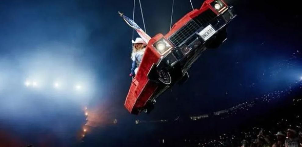 (VIDEO) ¡Sustazo! Beyoncé sufre un accidente en pleno concierto