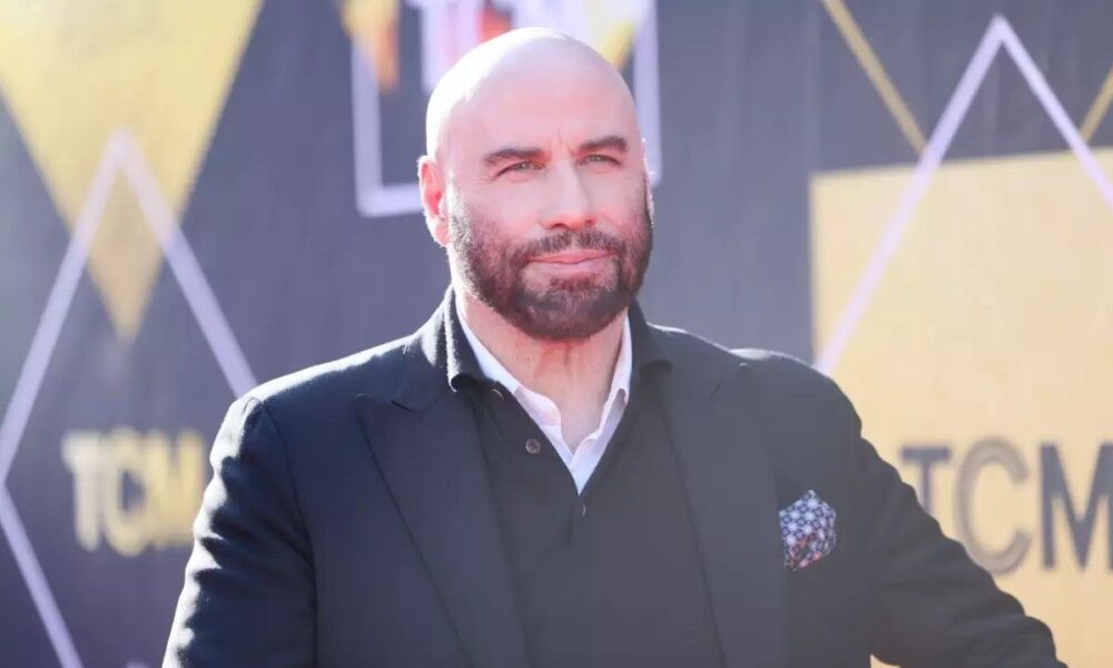 (VIDEO) John Travolta aparece como su personaje de “Vaselina”, ¡50 años después!
