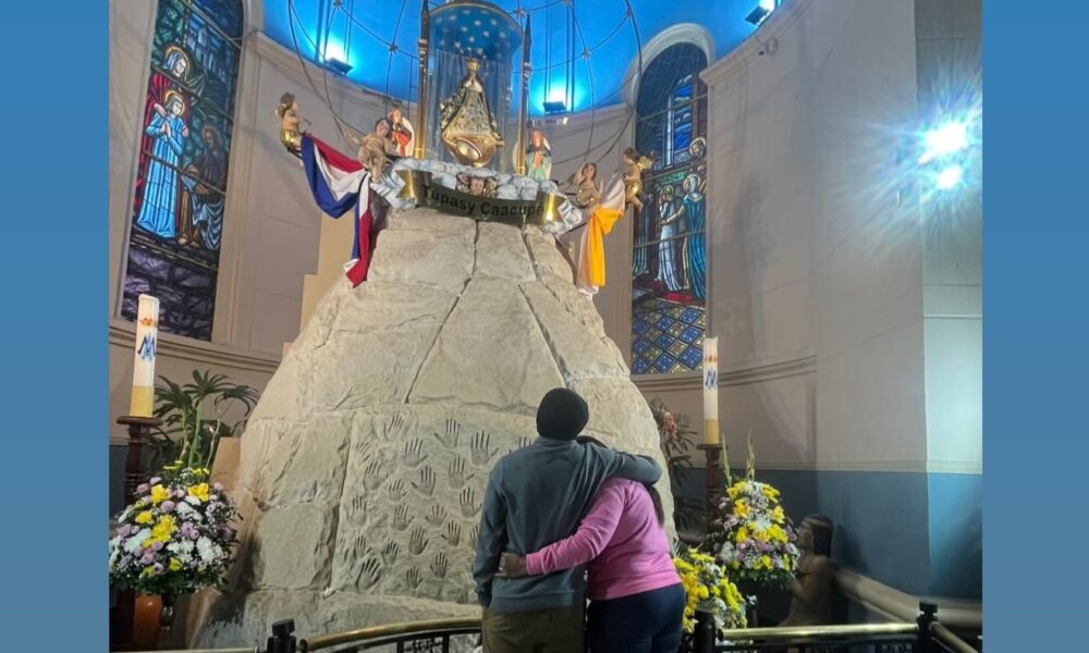 Antes de volar a Inglaterra, Diego León se fue con su mamá junto a la Virgencita de Caacupé