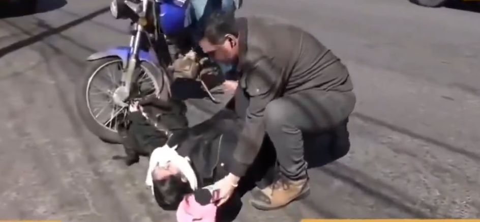 (VIDEO). Una mujer cayó del bus cuando bajaba del mismo