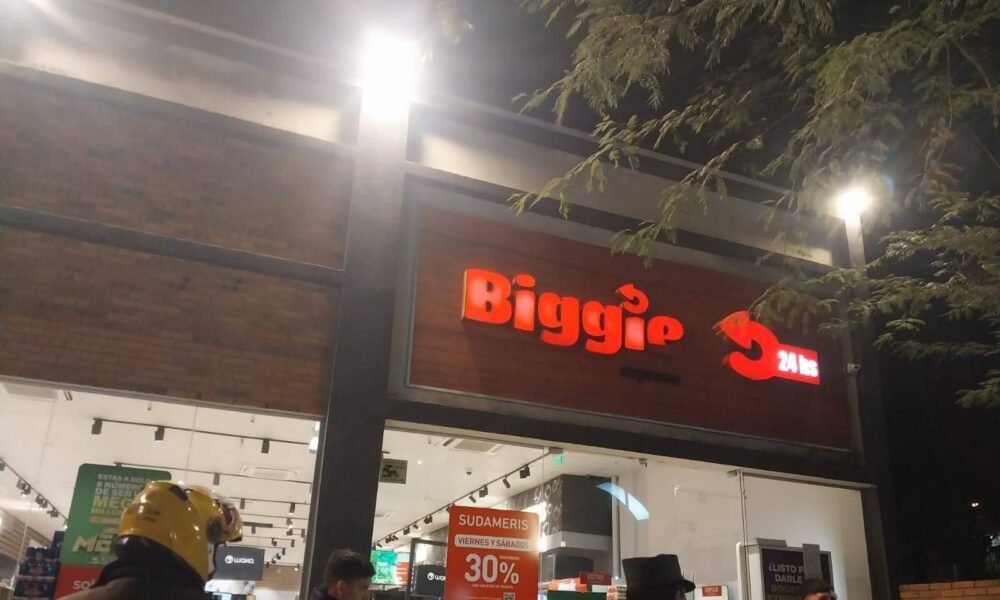 Gas pimienta y golpes de puño entre empleados de Biggie y clientes por un vino