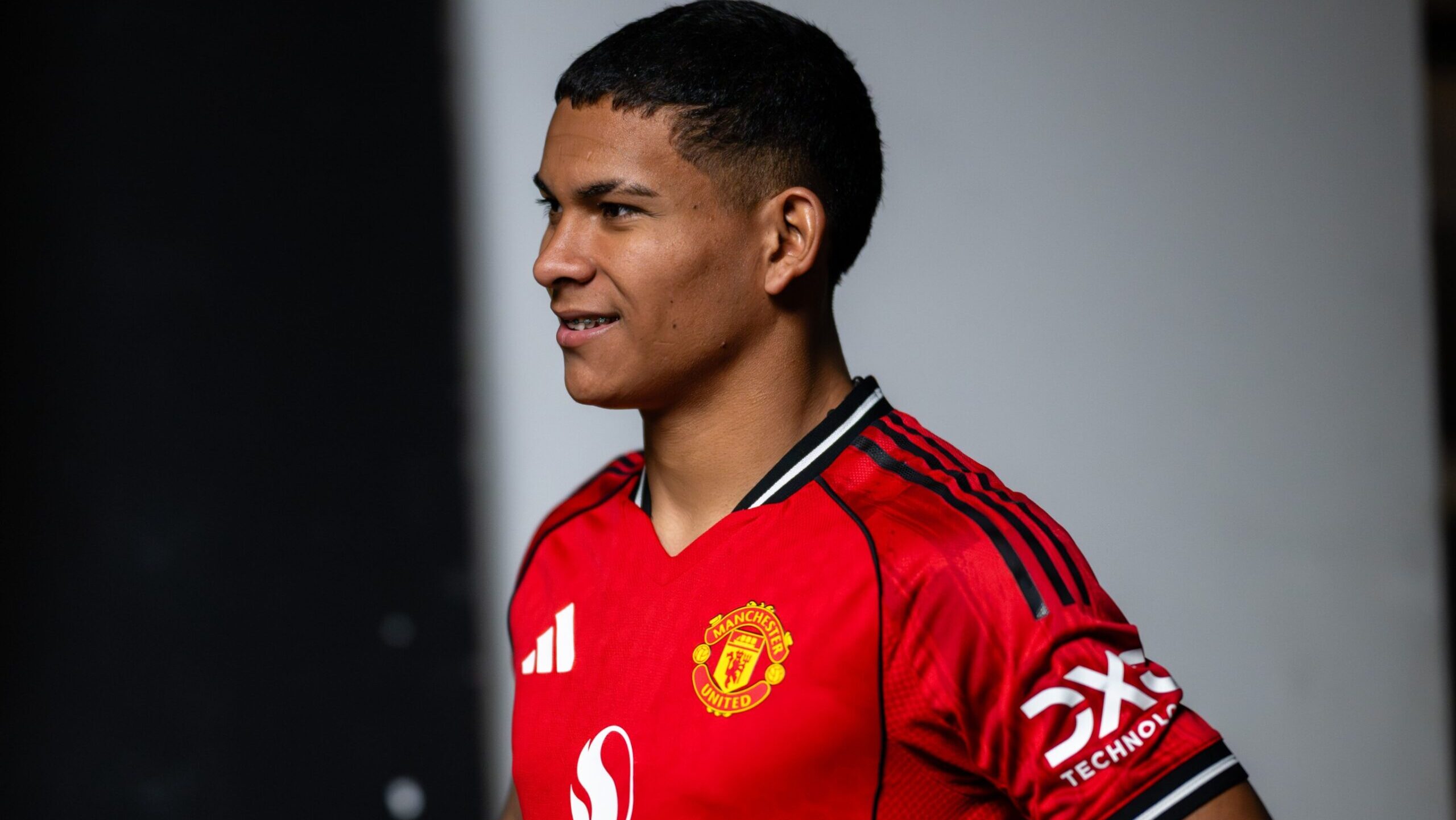 Diego León cumple el sueño a su mamá con el primer sueldo en Manchester United